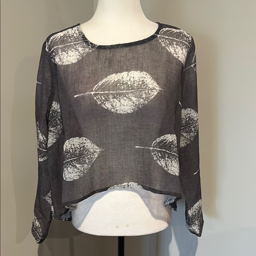 NWT Grey linen-look 3/4 Sleeve hi-low Blouse with Leaf Print